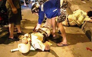 Hai chiến sĩ CSGT ngã sõng soài trên đường ở TP HCM