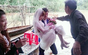 Video: Chú rể lội nước bế cô dâu vào hội trường cưới gây sốt