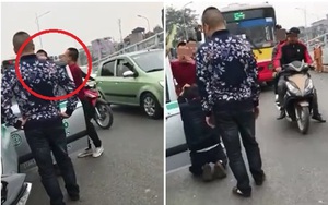 Tài xế taxi bị đánh, phải quỳ xuống xin tha giữa đường phố Hà Nội