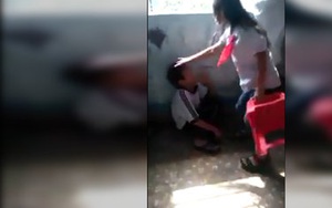 ​Bị đụng trúng, HS lớp 4 dồn bạn vô góc lớp đánh