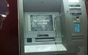 Người đàn ông 'ngáo đá', đập phá trụ ATM