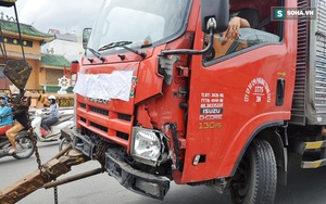 Xe tải nổ bánh trên cầu vượt, tông văng dải phân cách ở TP.HCM