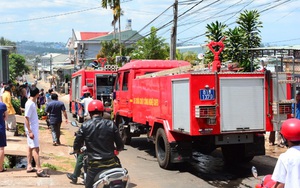 Cứu 3 đứa trẻ trong ngôi nhà khóa cửa đang cháy