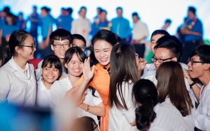 "Cô gái vàng" của Hoa hậu VN bị quây kín