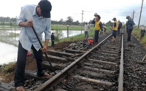 Sạt lở trên đường sắt, tàu lửa đứng bánh tại Tuy Hòa