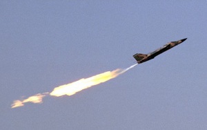 F-111A Mỹ tan xác bởi phòng không VN vì bị coi là "máy bay lạ", trùi trụi như bắp chuối to