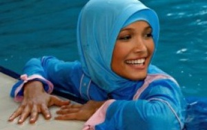 Mặc kín mít hàng ngày, phụ nữ Hồi giáo diện Burkini đi bơi