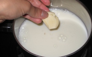 Cho vài tép tỏi vào sữa: Thức uống có nhiều công dụng không thể ngờ tới!