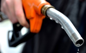 Ngày mai, giá xăng dầu sẽ tăng mạnh?