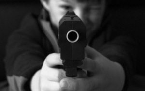 Mỗi tuần ở Mỹ lại có 5 đứa trẻ vô tình dùng súng giết người