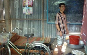 8 năm ở nhà kho chật hẹp, chàng trai đã đỗ thủ khoa