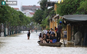 Du khách thuê thuyền du ngoạn ngay trên đường ngập ở phố cổ Hội An