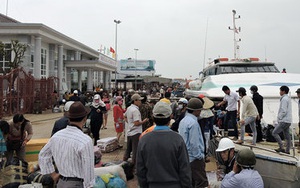 Hàng ngàn hành khách Lý Sơn không thể về quê ăn tết