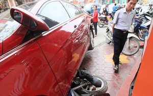 Ôtô đâm liên hoàn 5 xe máy, một người thương nặng