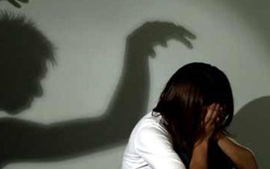 Dụ bé gái ra đồng, 2 thanh niên thay nhau hãm hiếp