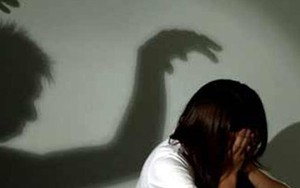 Vờ xin nước uống rồi bóp cổ, hiếp dâm nữ sinh