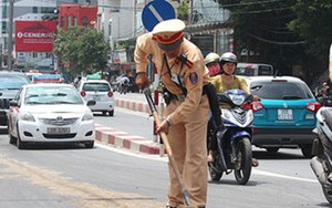 Cảnh sát giao thông mua đá lấp ổ gà khiến người dân cảm động