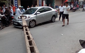 Hà Nội: Tránh xe đạp, ô tô húc đổ cột điện rơi trúng xe khác