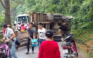 Xe tải nằm chắn ngang quốc lộ 2B, đường lên Tam Đảo kẹt cứng