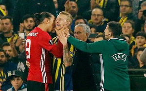 Ibrahimovic bóp cổ đối thủ ngay trước mặt Mourinho và trọng tài
