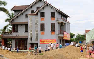 Ngôi nhà 800 tấn được di chuyển đi 40 mét ở Nghệ An
