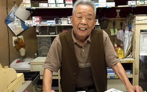 Cụ ông 90 tuổi người Nhật quyết không đóng cửa hàng suốt 2 năm trời vì lý do này