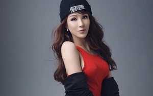 Diệp Lâm Anh mặc táo bạo để cổ vũ bóng đá