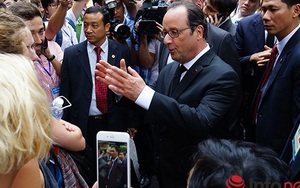 Hình ảnh Tổng thống Pháp dạo phố cổ Hà Nội cùng giáo sư Ngô Bảo Châu