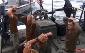 Lính hải quân Mỹ bật khóc khi bị Iran bắt giữ