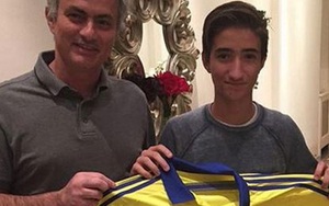 Chuyện nhà Mourinho: Con làm bố chịu!