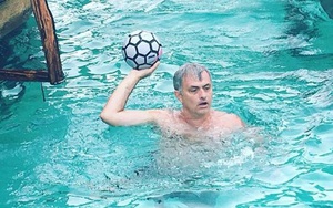 Cả thế giới xem Euro còn Mourinho làm gì?