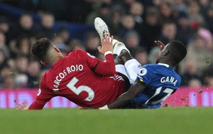 CLIP: Sao Man United thoát thẻ đỏ sau pha phạm lỗi rùng rợn