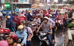 Đèn tín hiệu giao thông hư, hàng ngàn người đội mưa vì kẹt xe