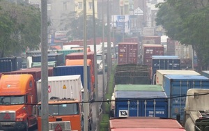 Hàng nghìn xe container kẹt cứng gần một ngày