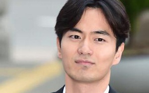 Bị tố cáo cưỡng dâm, Lee Jin Wook vẫn nở nụ cười khi xuất hiện tại đồn cảnh sát