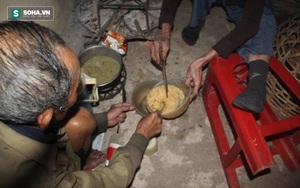 Bữa mỳ tôm "vội" của 2 cụ già sống trên nóc nhà trong cơn lũ miền Trung