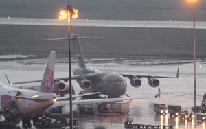 Máy bay không quân Mỹ xuống Tân Sơn Nhất trong mưa lớn