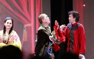 Bức xúc vì vé giả trong show của Hoài Linh