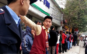 Hà Nội: Tắc đường vì người dân xếp  hàng mua vàng cầu may