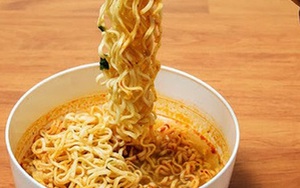 Tiết lộ lý do các nhà sản xuất yêu cầu úp mỳ gói trong vòng 3 phút không hơn không kém