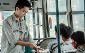 Anh chàng phụ xe bus luôn khiến các hành khách nữ bối rối