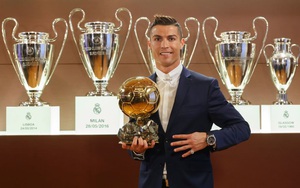 Dùng chính bộ ngực của mình, Irina có quà độc mừng Ronaldo đoạt QBV