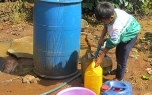 Làm thuê kiếm tiền mua nước sinh hoạt