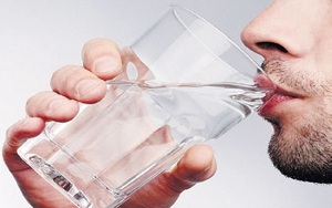 Tác dụng tuyệt vời của việc uống một cốc nước sau khi ngủ dậy
