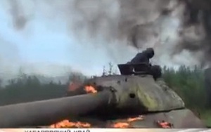 Lính Nga tập thoát chạy khi xe tăng bị nướng chín