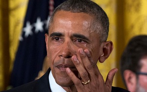Ông Obama bật khóc nói lời chia tay nhân viên