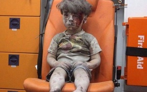 Bức ảnh cậu bé Syria sau cuộc không kích khiến cả thế giới bàng hoàng
