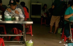 Sọt rác ở ngay dưới chân nhưng nhiều người vẫn vô tư ném rác ra ngoài