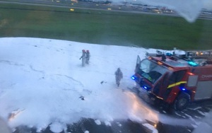 Máy bay Singapore bốc cháy ngùn ngụt khi hạ cánh khẩn cấp