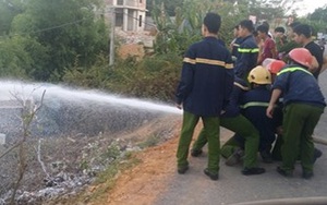 Xe bồn chở xăng lật ngửa tại Nghệ An
